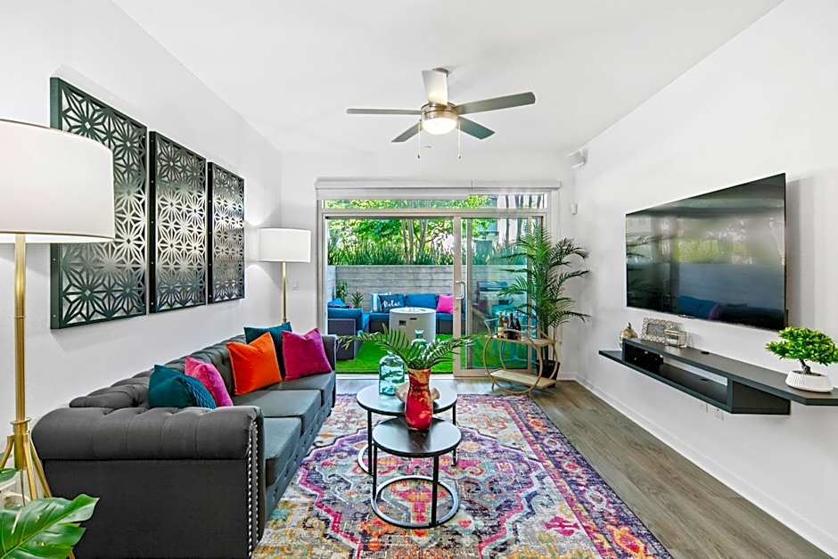 Fairfax District Chic City Oasis 2 BR Apt with Den 136