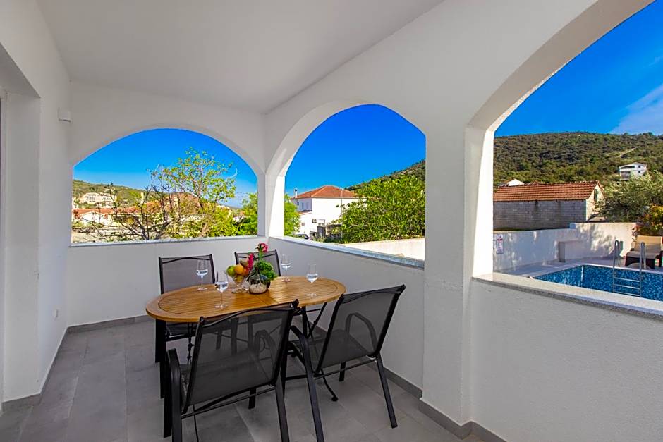 Villa Dalmatian Child with swimming pool, close to the beach