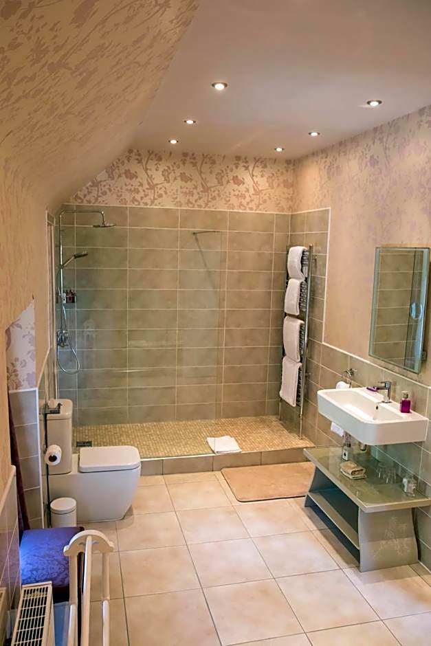 Whitehouse Country House