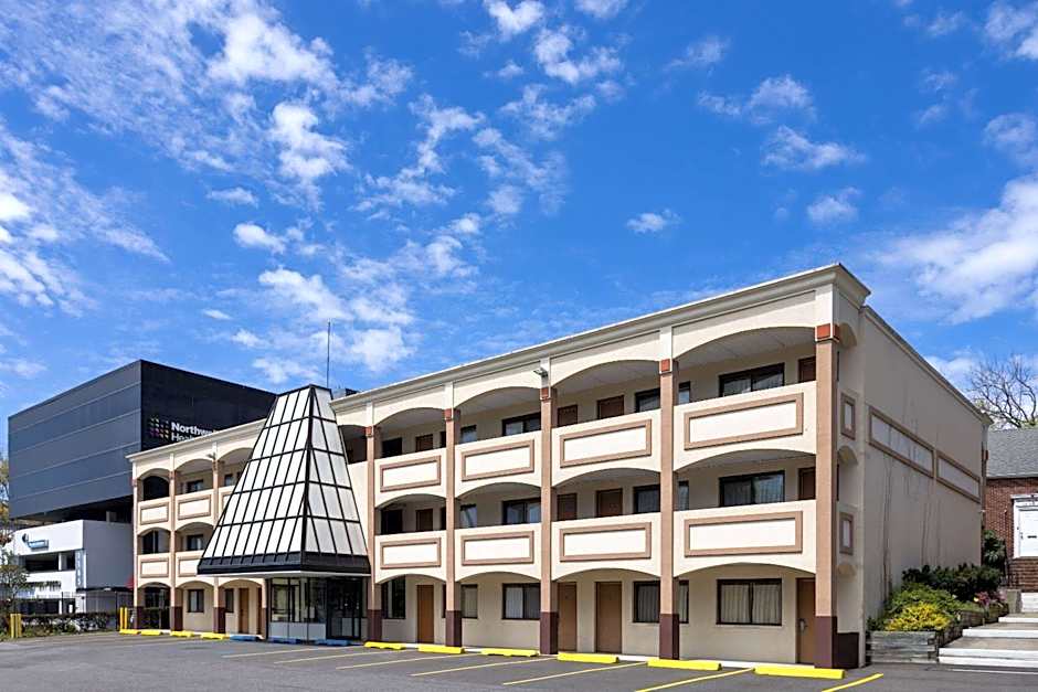 Travelodge by Wyndham Manhasset