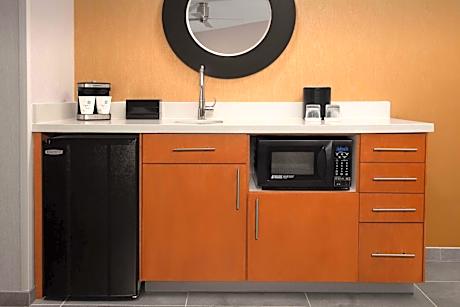 King Suite with Accessible Tub - Mobility and Hearing Access/Non-Smoking