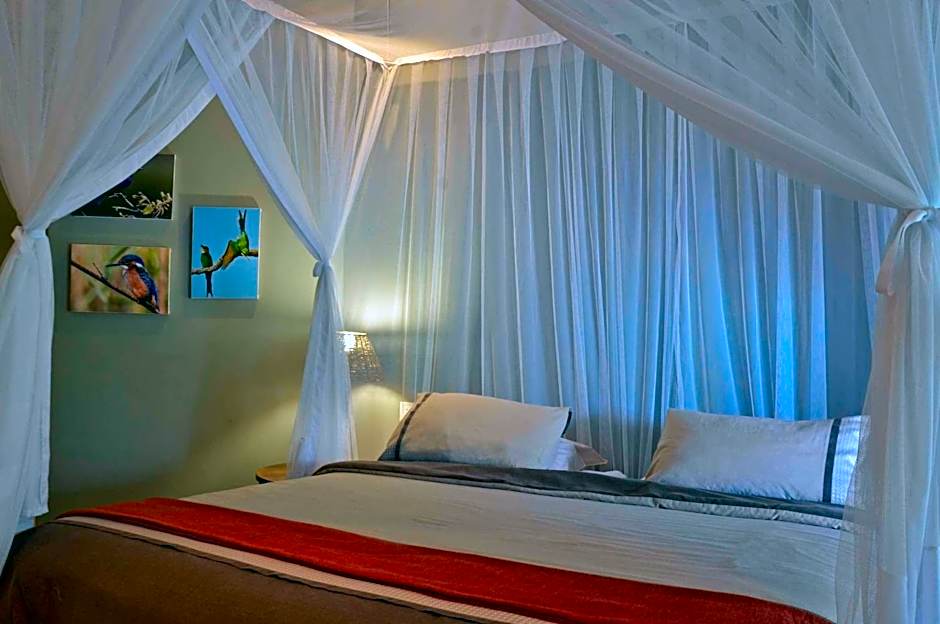 Tingala Lodge - Bed in the Bush