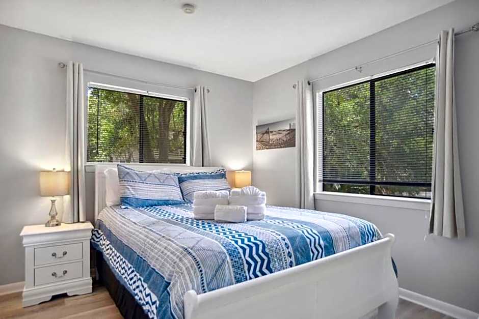 5 stars Peaceful Condo - 7 min walk to the beach