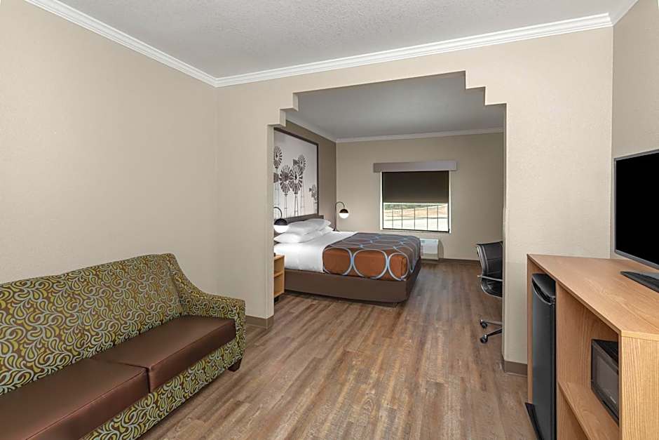 Super 8 by Wyndham San Antonio/Alamodome Area