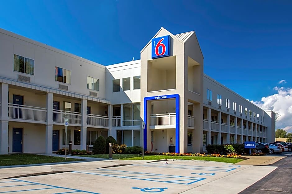 Photo 1 of 27 of Motel 6 Buffalo NY Airport Williamsville