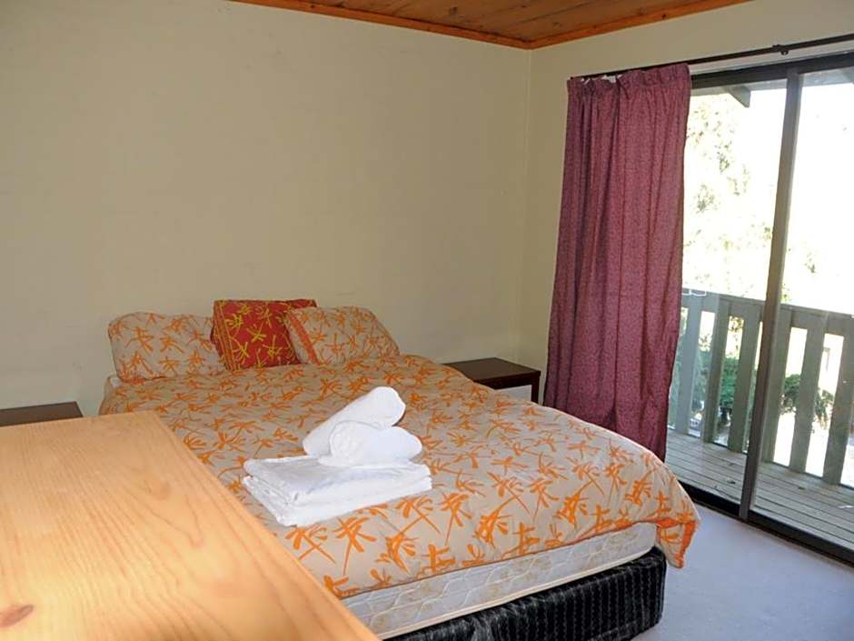 Snowgate Motel + Apartments