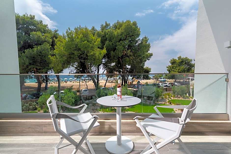 Lagomandra Luxury Suites with Private Pools