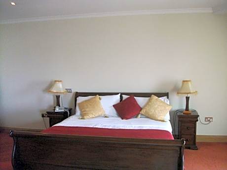 Family Room (2 Adults + 2 Children)