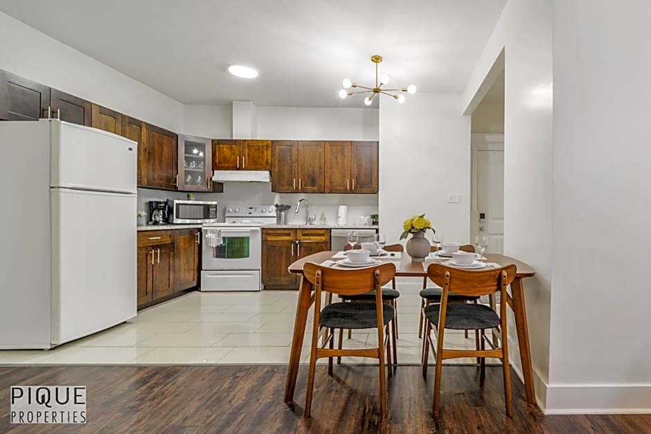 Tropical Oasis - King Beds - Free Netflix & Parking - Fast Wi-Fi