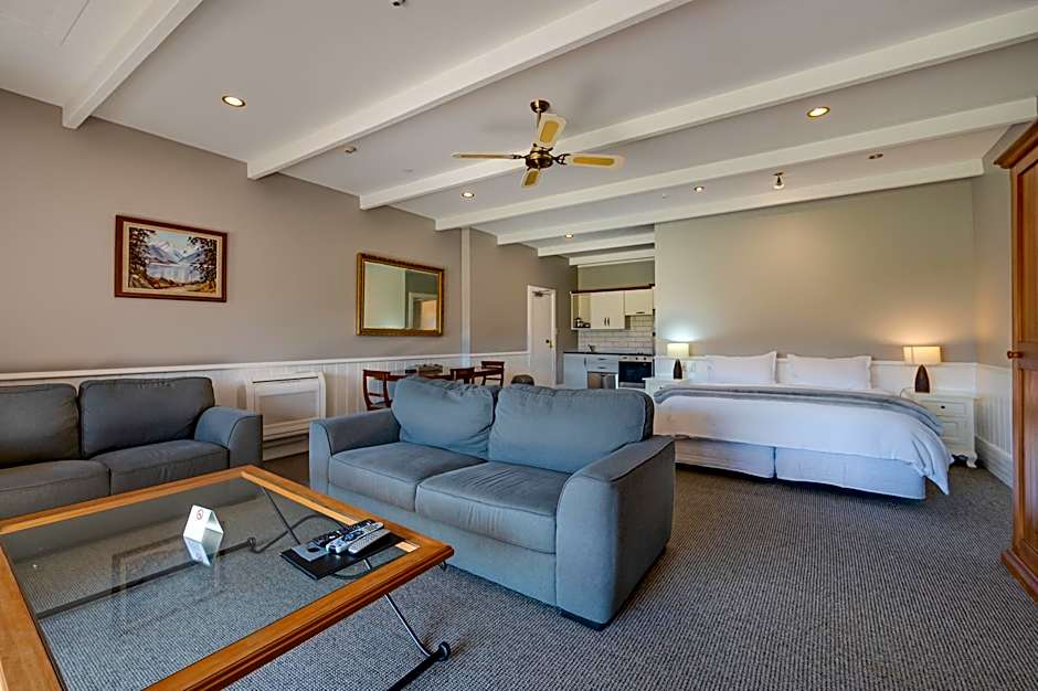 Manata Homestead & Lodge