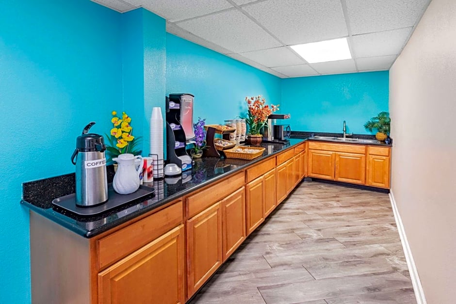 Howard Johnson by Wyndham Houston Hobby Airport