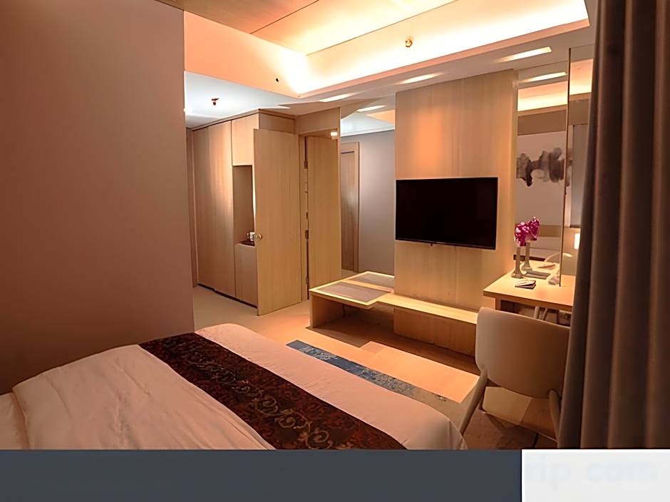 Louis Kienne Cikarang Hotel & Service Apartment 