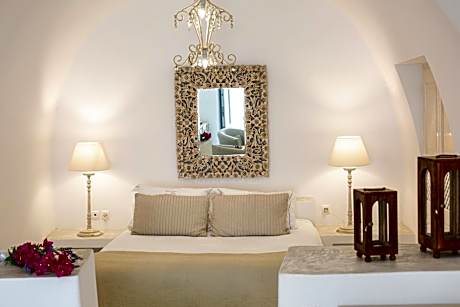 Dafne - Signature Cave Suite with Hot Tub and Caldera View