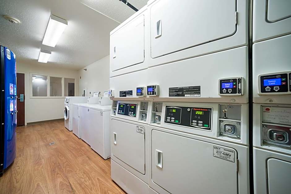 HomeTowne Studios by Red Roof St. Louis - Airport/ N Lindbergh