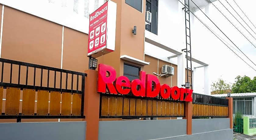 RedDoorz near Terminal Tirtonadi 2