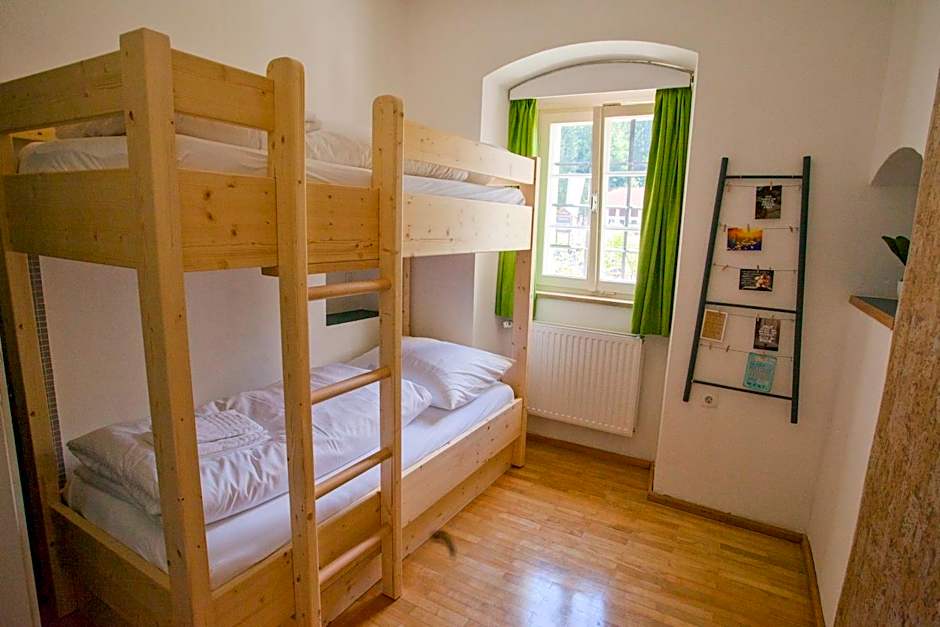 Foto 1 dari 2 — Twin Room with Shared Bathroom
