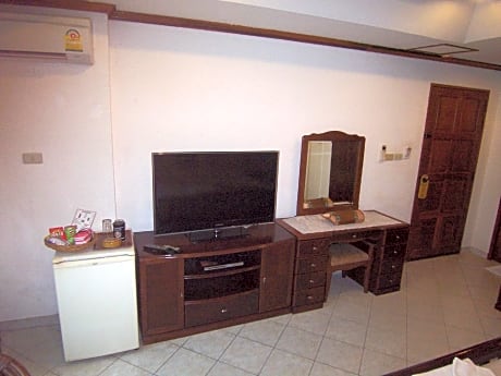 Deluxe King Room with Balcony - Non-Smoking