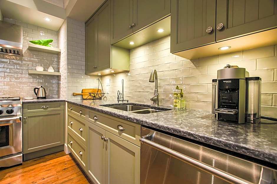 Kelowna Bed & Breakfast - CHATHAM HOUSE