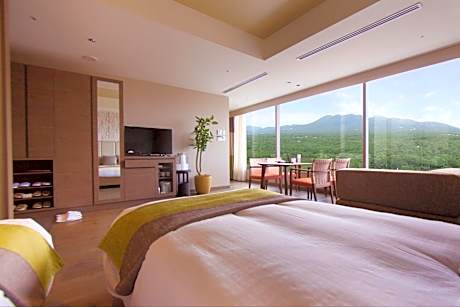 Junior Suite with Mountain View Bath - In-Room French Dinner and Breakfast Included