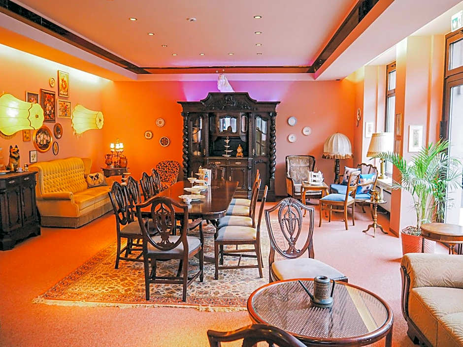 Tante ALMA's Mülheimer Hotel