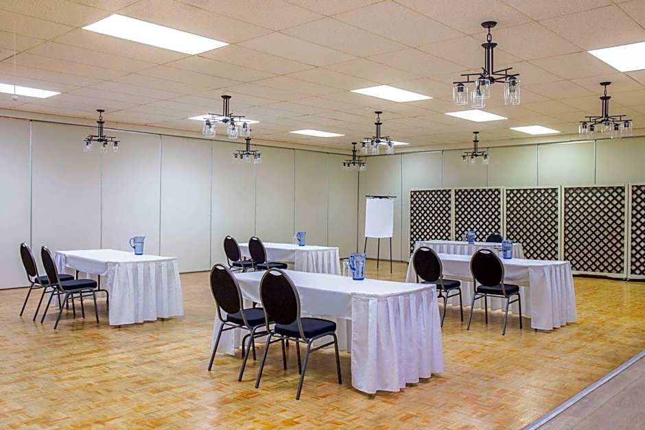 Days Inn & Conference Centre by Wyndham Camrose Norsemen