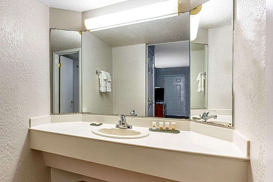 Super 8 by Wyndham The Woodlands North