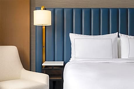 King Room with Roll-In Shower - Mobility Accessible