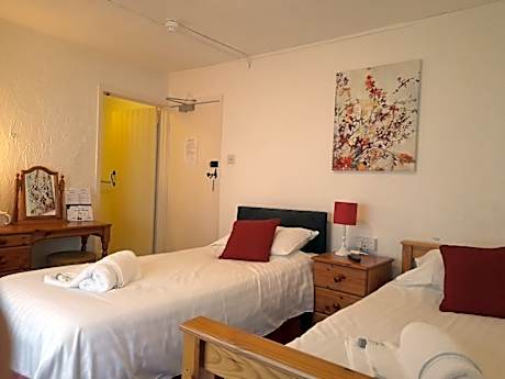 Twin room-Ensuite with Bath-and Shower