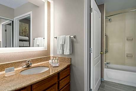 1 King Hearing Accessible Studio Suite Nosmok Vis Firealrm/door/phn Alrt-ktchn-sofabd Free Wifi-dail