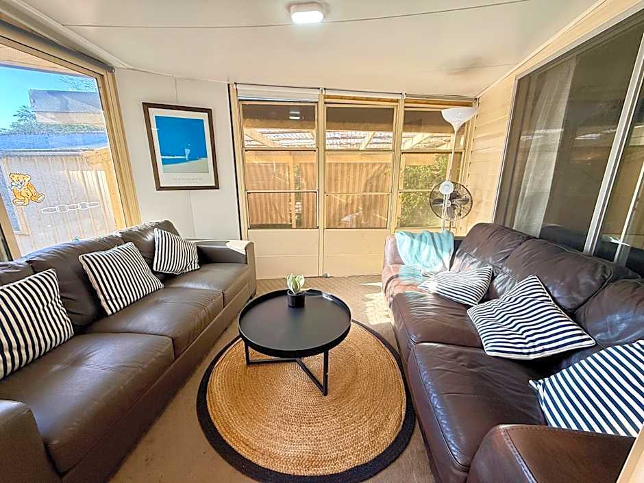 Nautique Beach House - Rustic and Charming, Walk 2 Beach & Shops