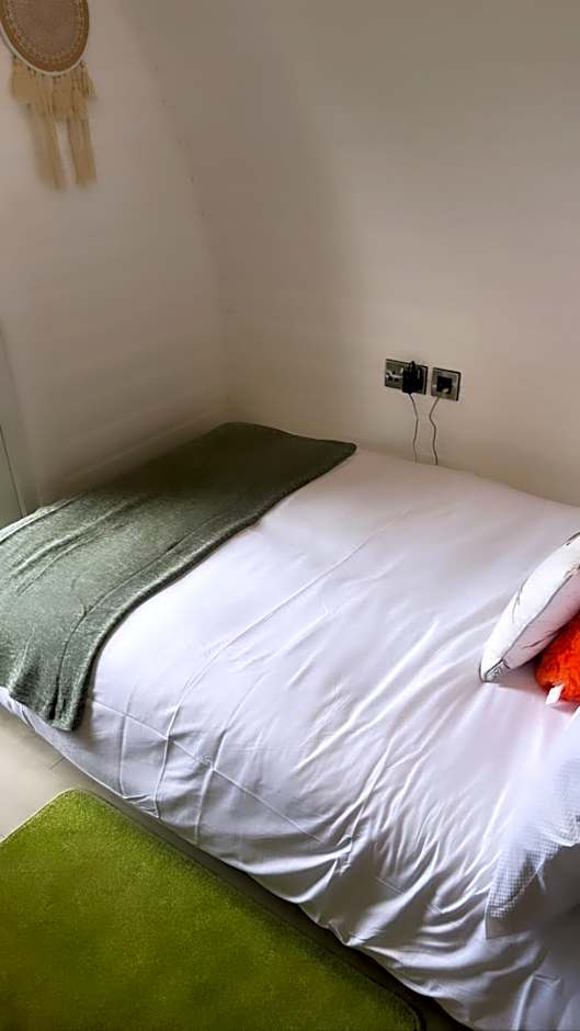 Paddock Pod - Sleeps 4 & Roofed Over Private Hot Tub & NEW SAUNA