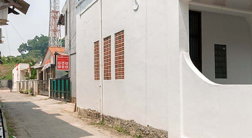 RedDoorz Syariah near Mall Of Serang