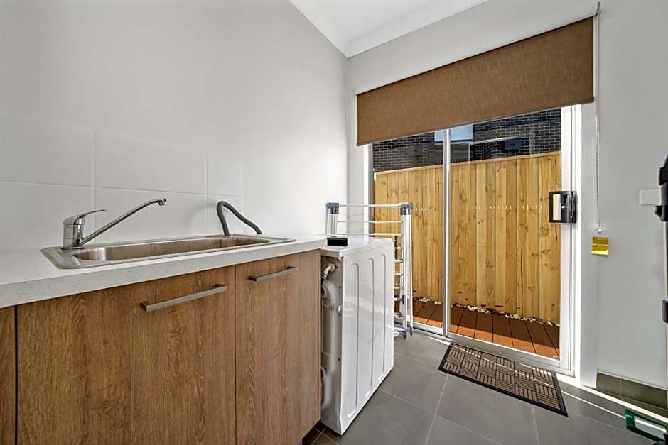 Charming Cozy Stylish Unique Retreat, Steps from Alira Village Mall, Park