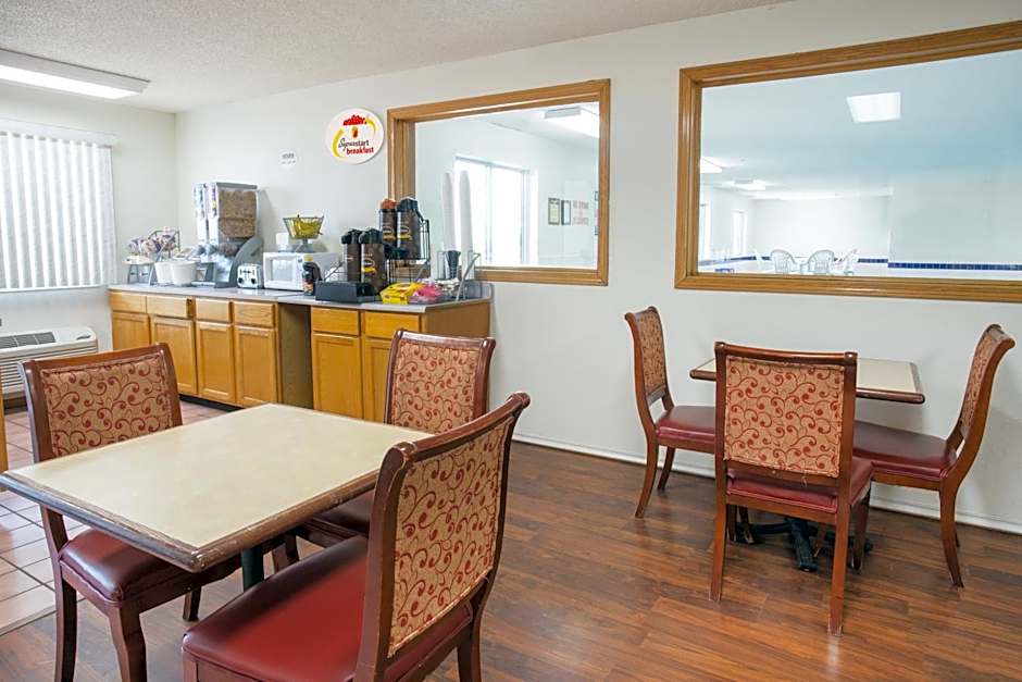Super 8 by Wyndham Monmouth IL