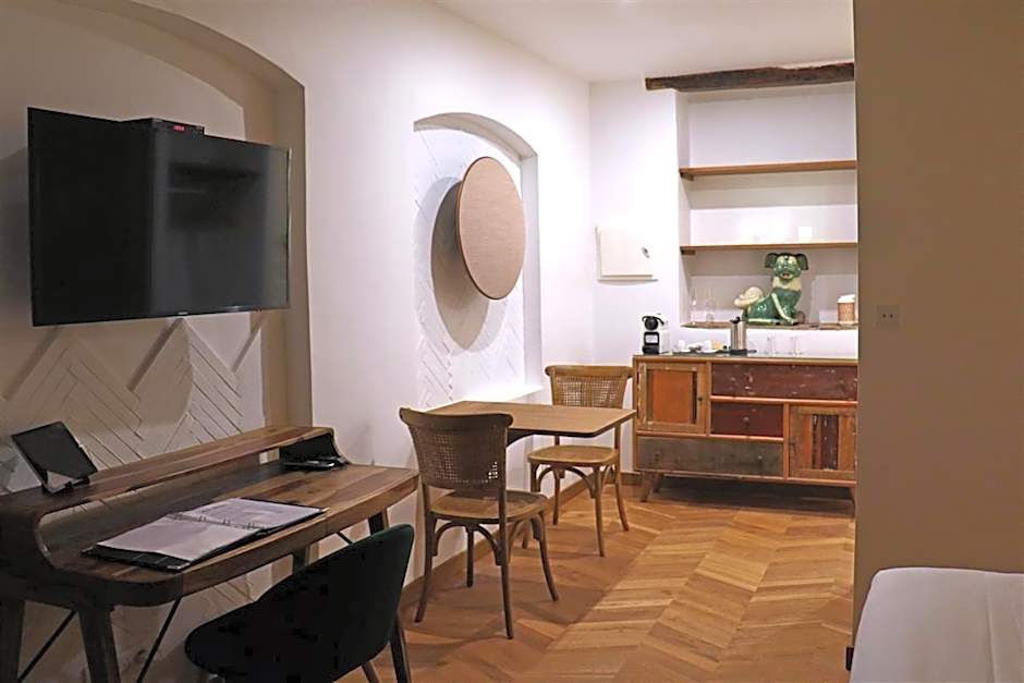 L Amourier chambres charme et confort avec Jacuzzi ou baignoire XXL