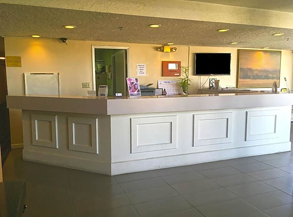 Studio 6 Suites Delano, CA
