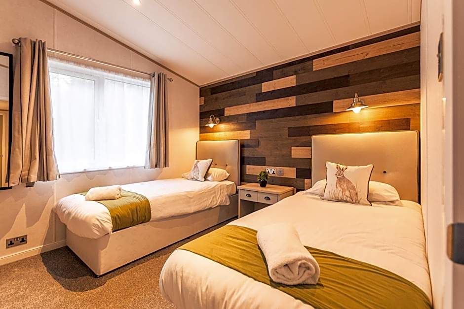 Hemingway Lodge with Hot Tub