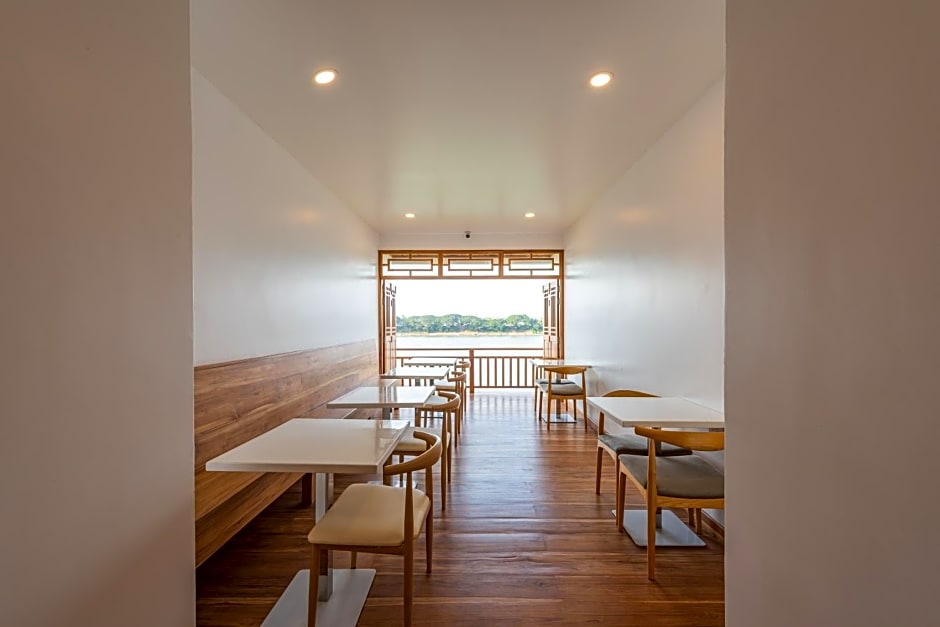 Chiangkhan River Walk Hotel