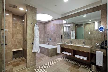Deluxe Room, 1 King Bed, Smoking, City View