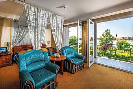 Honeymoon Room