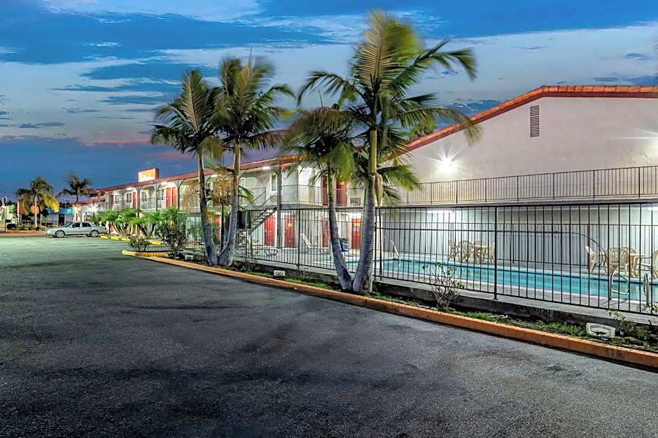 Red Roof Inn Los Angeles - Bellflower