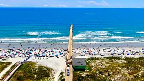 ON ISLAND Ocean View Beachy Studio in Campy 1970s Converted Motel