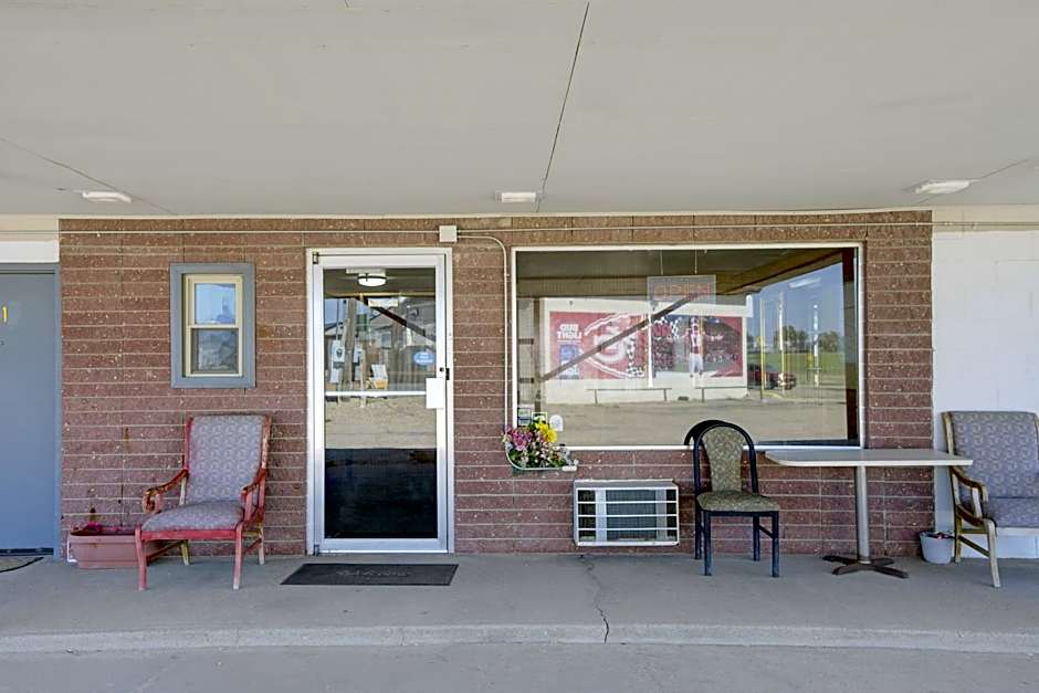 First Inn By OYO Quinter Hwy 70