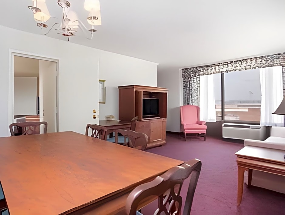 Ramada by Wyndham Augusta Downtown Hotel & Conference Center
