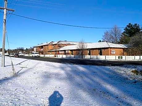 Snowgate Motel + Apartments