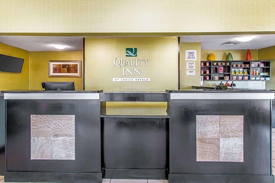 Quality Inn Hinesville - Fort Stewart Area, Kitchenette Rooms - Pool - Guest Laundry