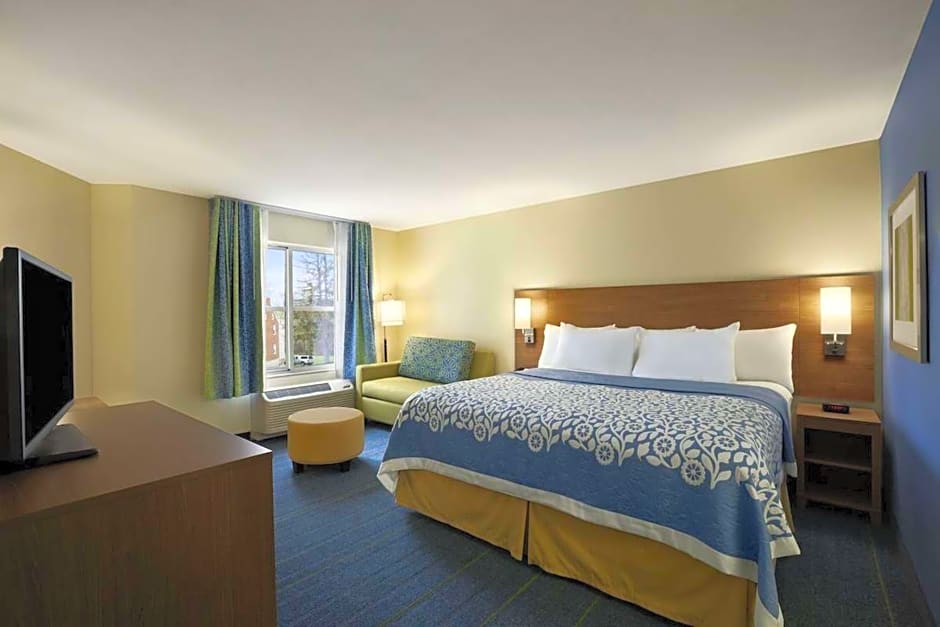 Days Inn & Suites by Wyndham Altoona