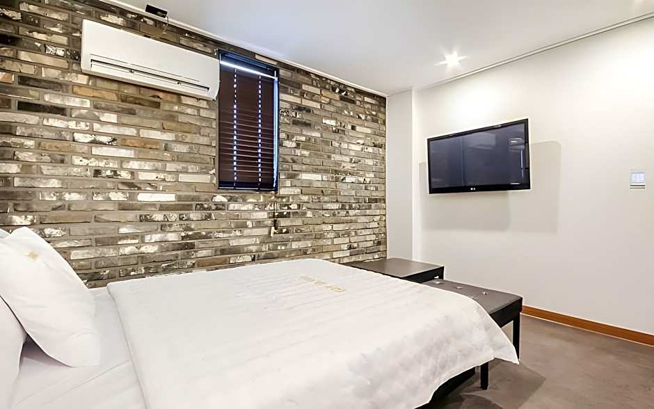B&F Hotel