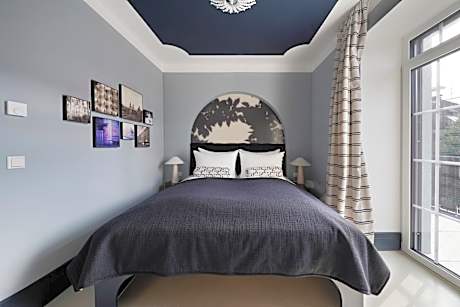 Medium Room with Balcony