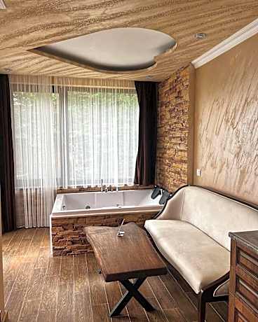 Studio with Spa Bath